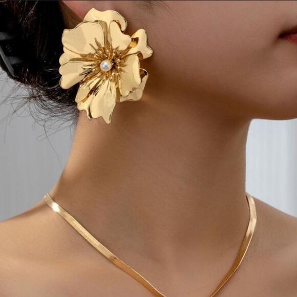 Gold flower stud earrings A195 - Picture 1 of 4